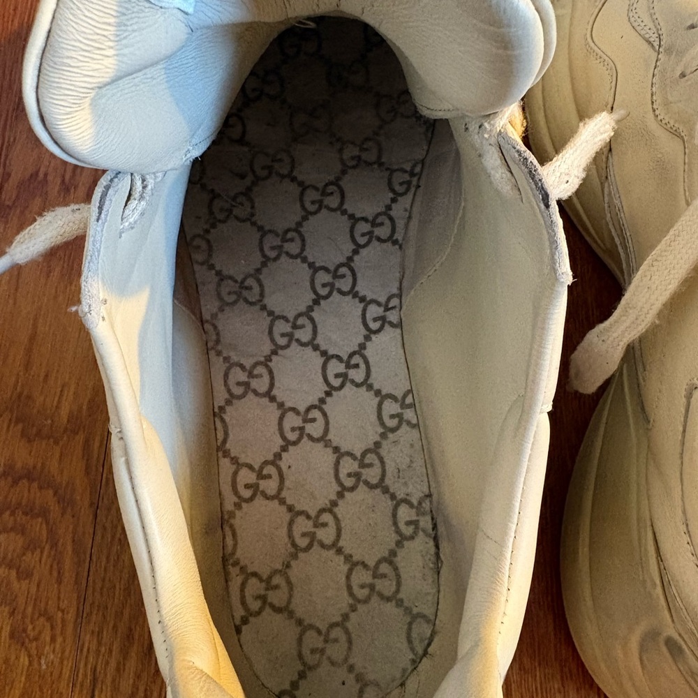 Gucci Cream Sneakers with Red Lip Graphic - Picture 4 of 8